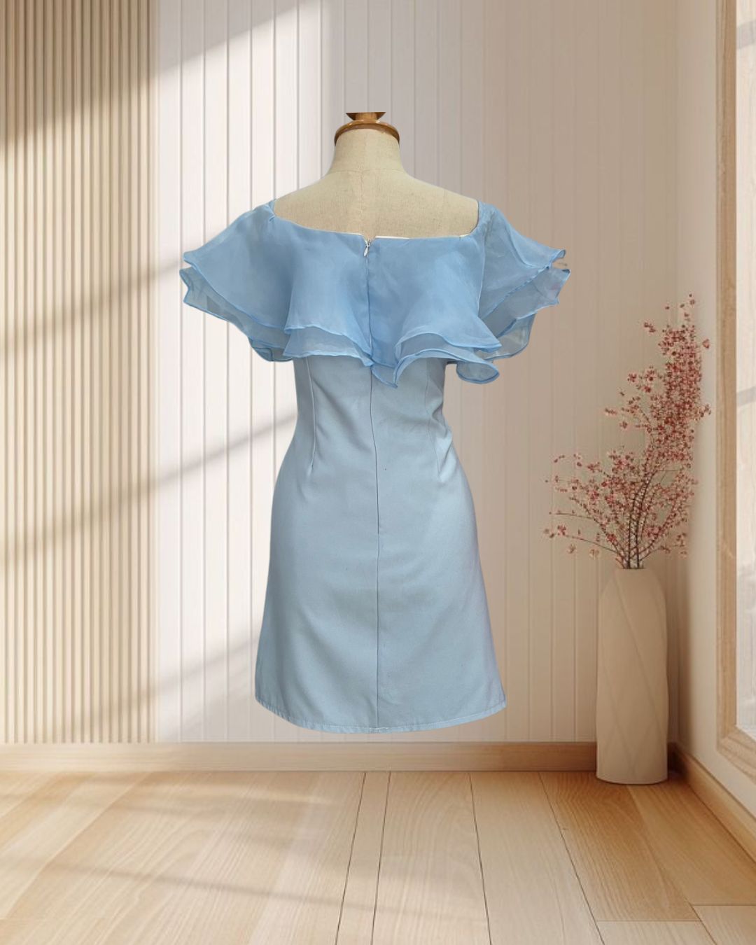 (PRE-LOVED) ราตรีสั้นสีฟ้า เปิดไหล่ แต่งระบายอกผ้าแก้ว ไซส์ M
