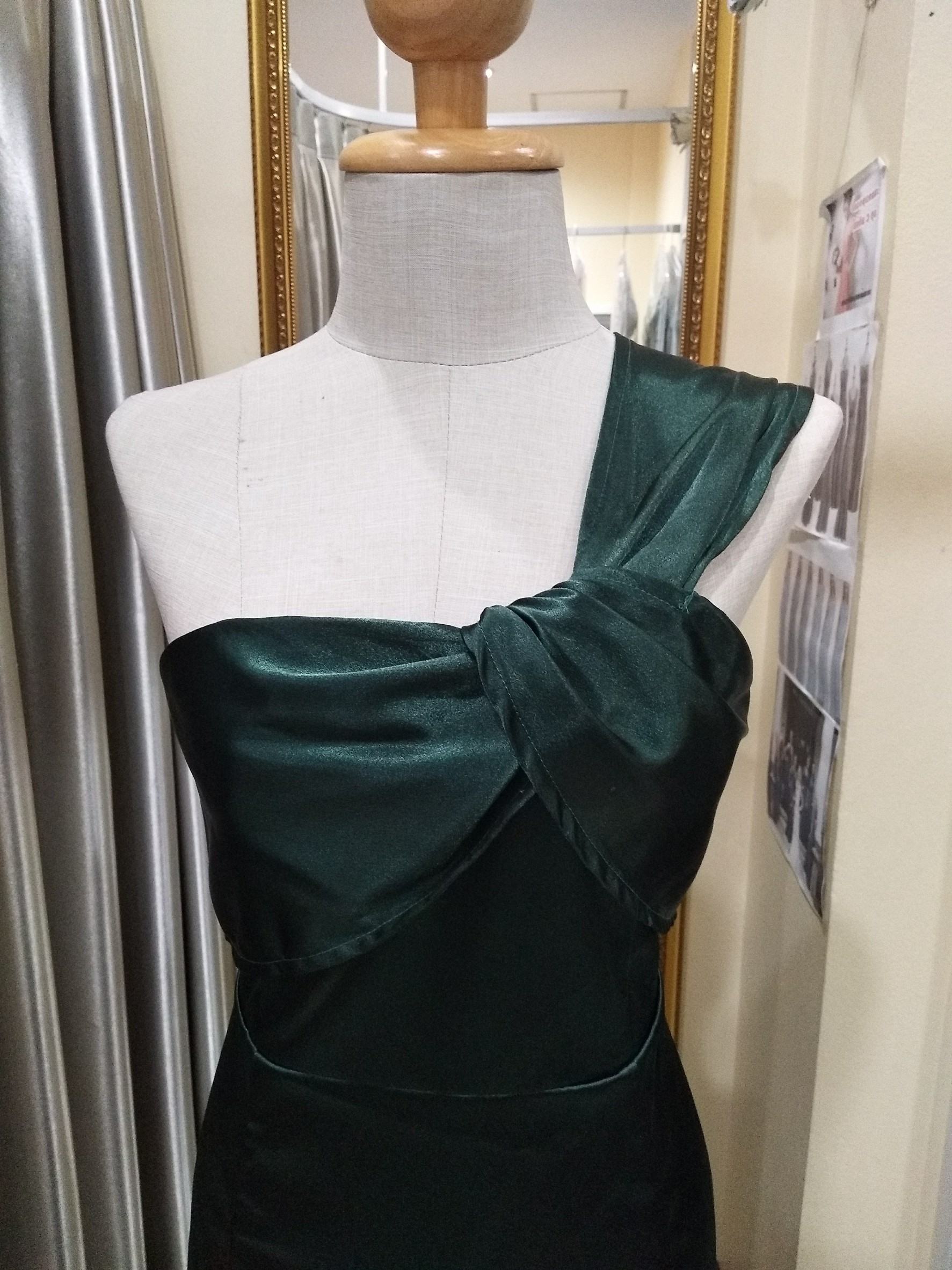 (PRE-LOVED) ราตรียาวสีเขียวเข้มไหล่เดี่ยวไขว้หน้า (L)