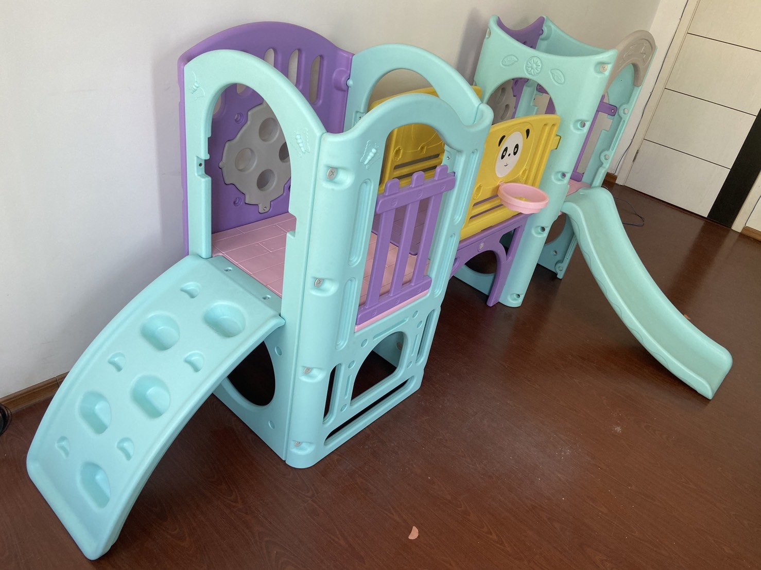 ปีนป่ายกระดานลื่น สีพาสเทล