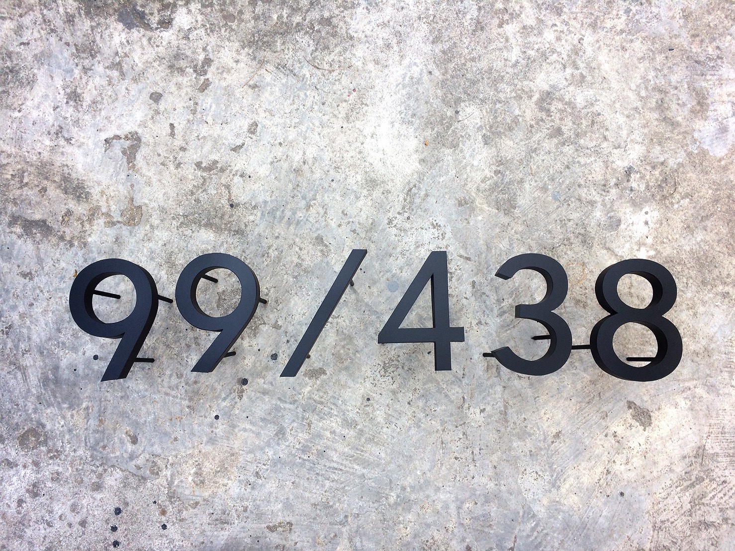 อักษรสแตนเลสบ้านเลขที่ 99/438 พ่นสีดำด้าน ติดขาลอย