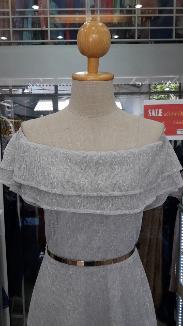 (PRE-LOVED) สั้นเงินเปิดบ่าอกระบาย2ชั้นผ้า silk gliter (3XL)