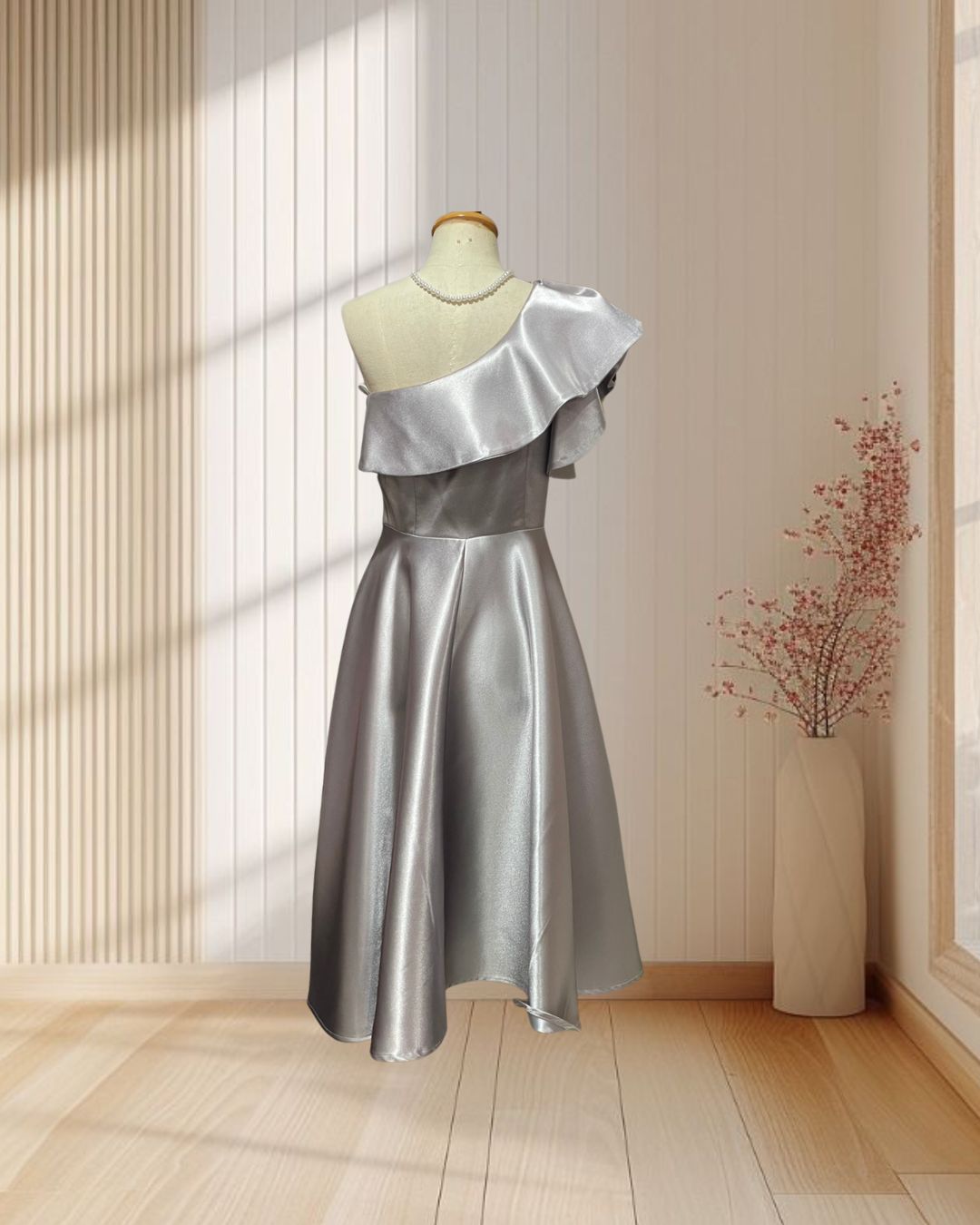 (PRE-LOVED) ราตรีสั้นสีเงินบ่าเฉียงระบายกระโปรงบาน (S)