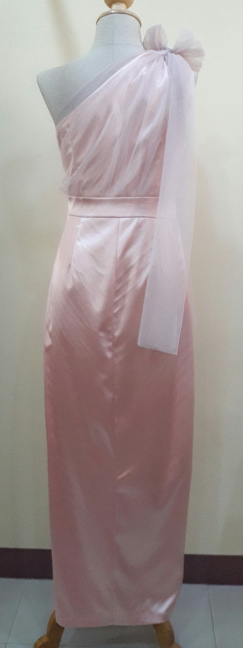 (PRE-LOVED) ชุดราตรียาวสีโอรสMaxiบ่าเฉียงอกแต่งมุ้ง (Size:M)