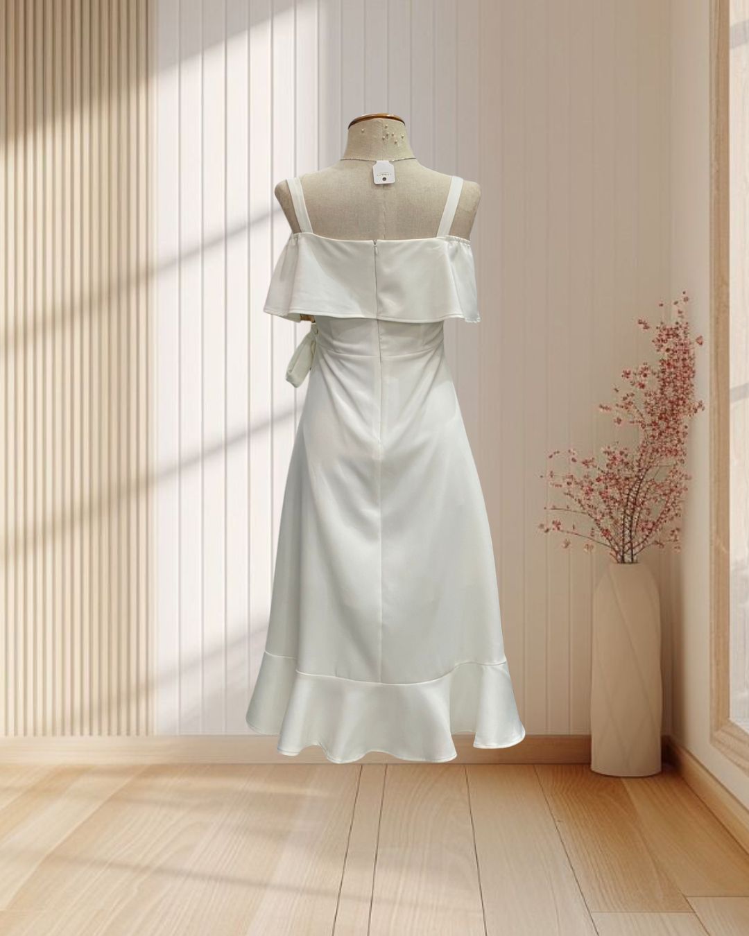 (PRE-LOVED) ราตรีสั้นสีขาว สายเดี่ยวใหญ่ แต่งระบายชายกระโปรง ผูกโบว์ที่เอว ไซส์ S