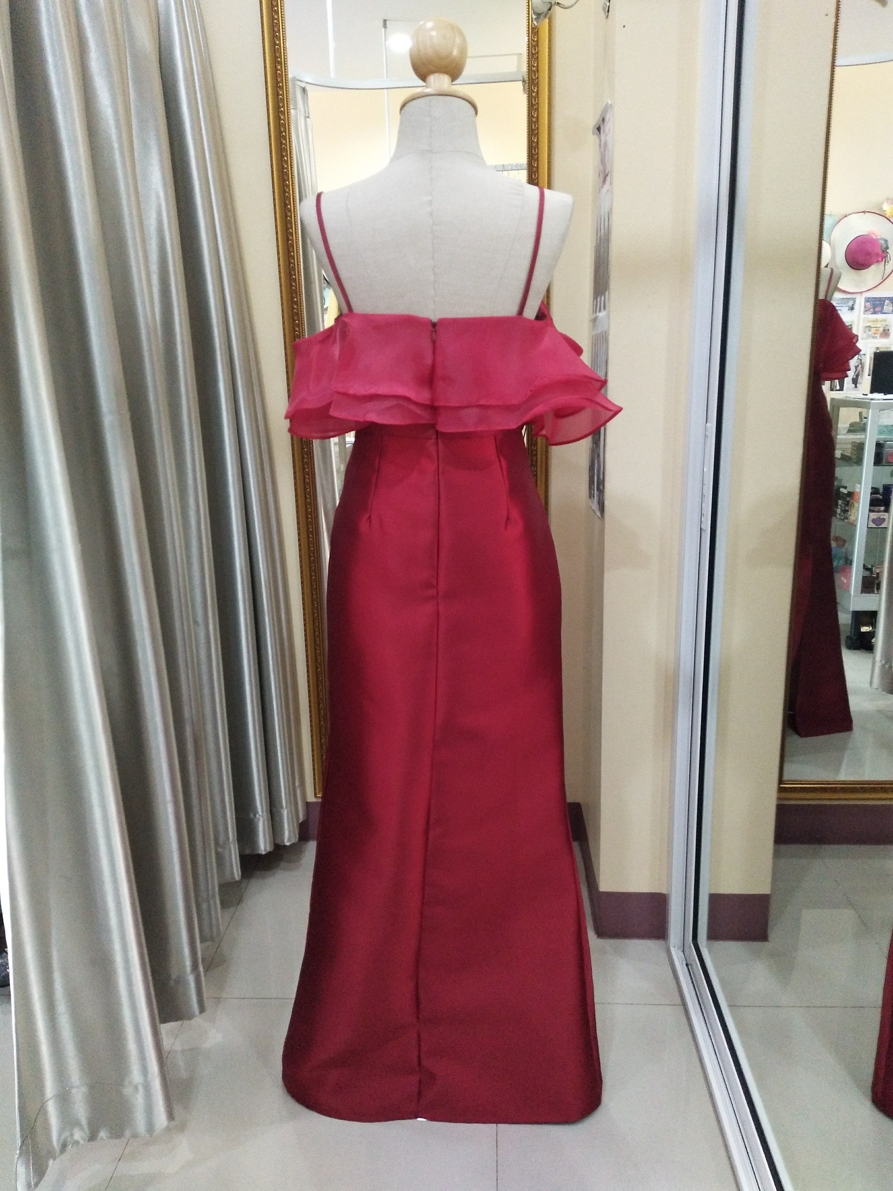 (PRE-LOVED) ราตรียาวสีแดงสายเดี่ยวอกระบายด้วยผ้าแก้ว (M)