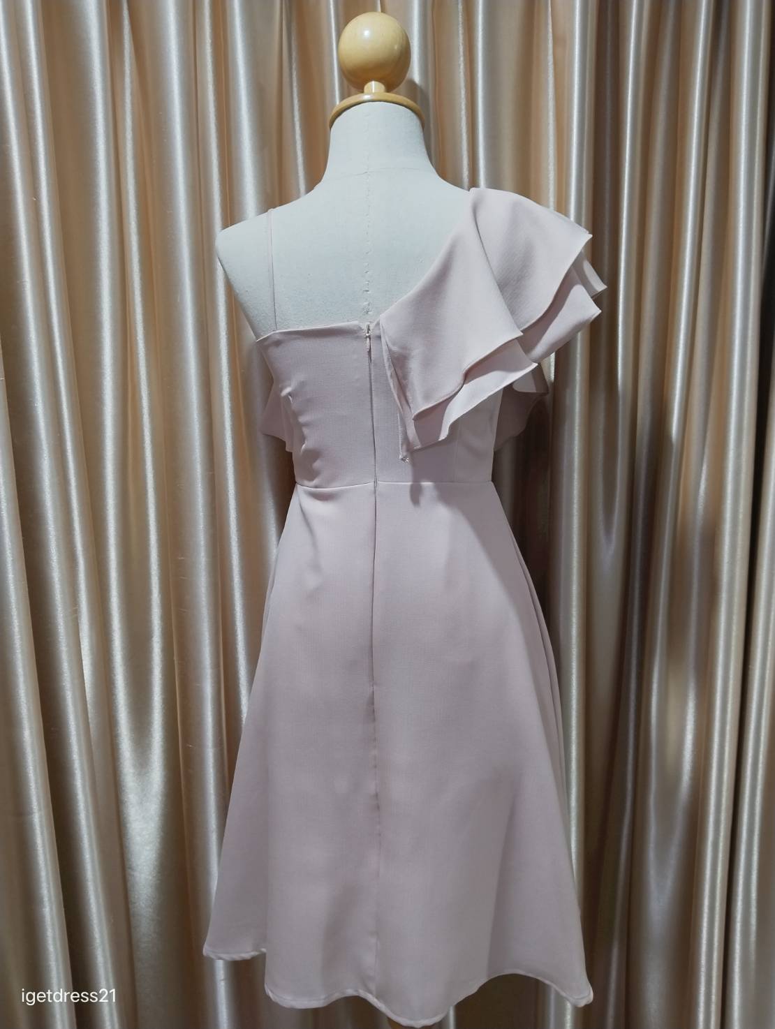 (PRE-LOVED) ชุดราตรีแขนระบายกระโปรงบานM