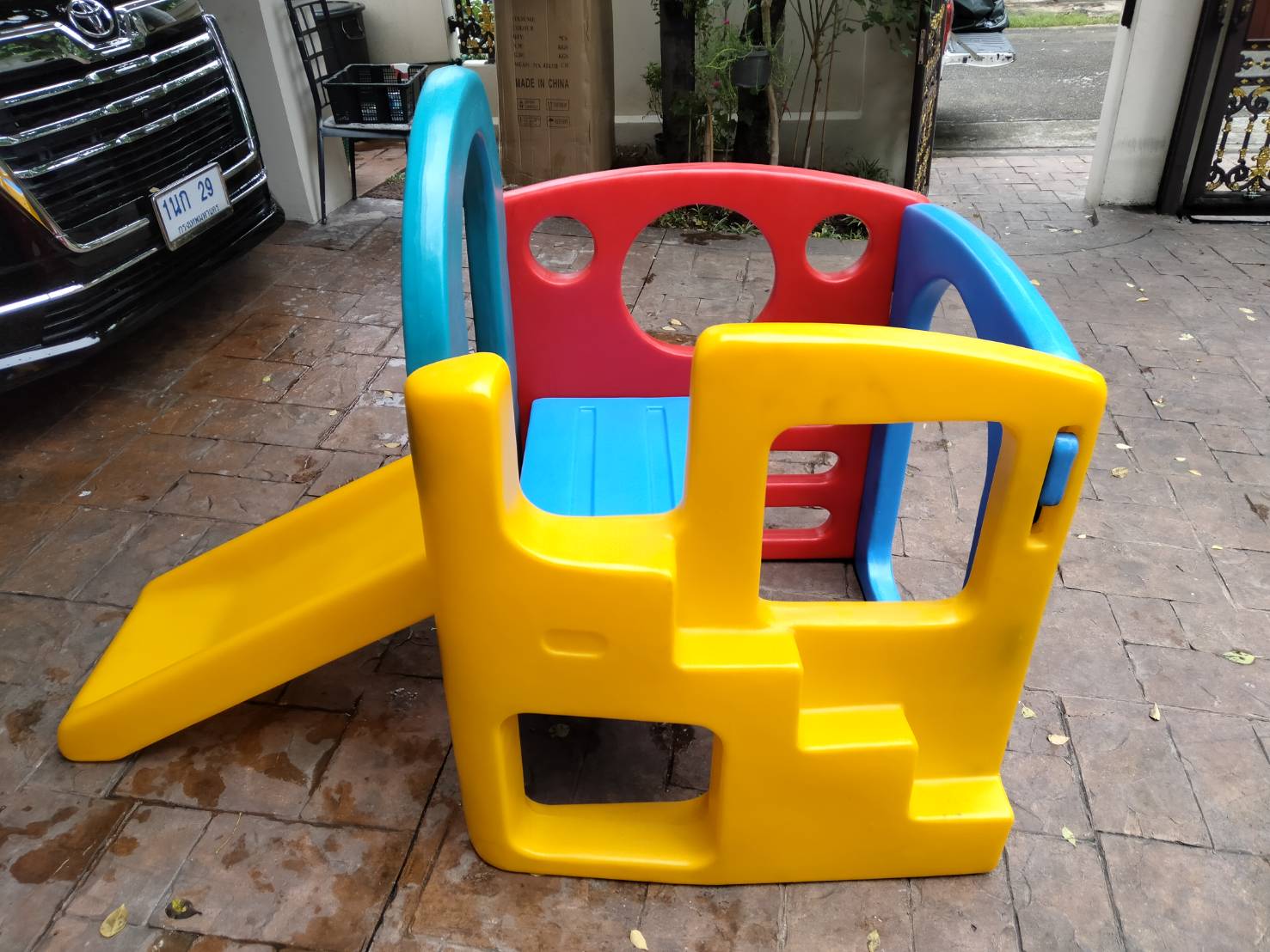 ปีนป่ายสไลด์หลากสี