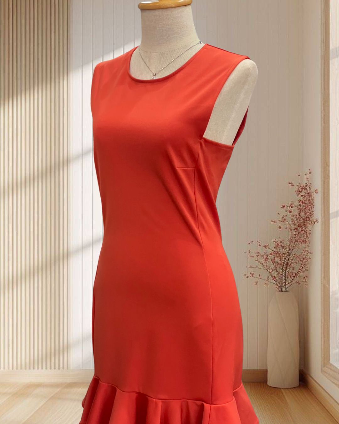 (PRE-LOVED) ราตรีสั้นสีส้ม แขนกุด แต่งชายกระโปรงหางปลา ไซส์ M