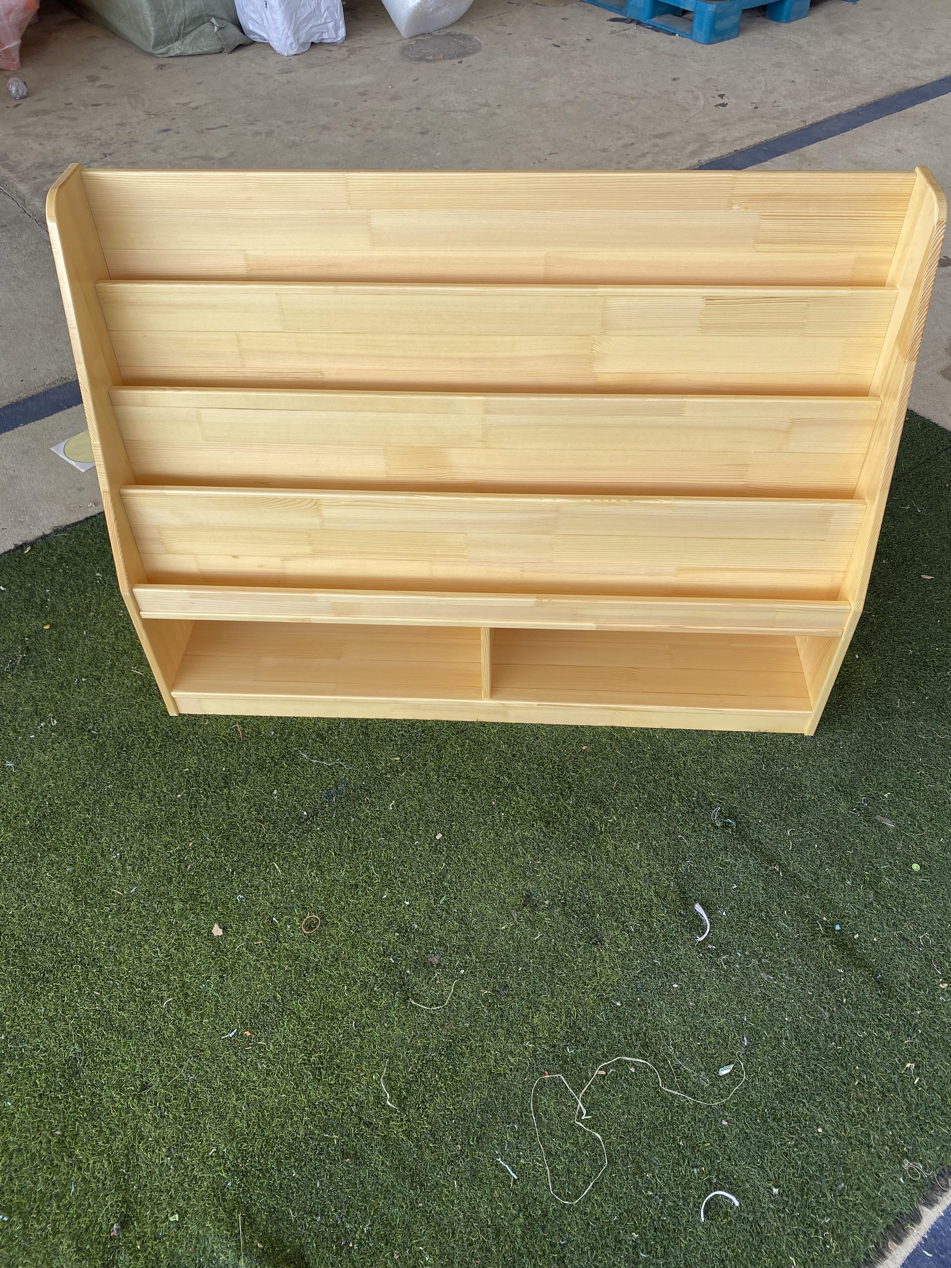 ชั้นวางหนังสือไม้