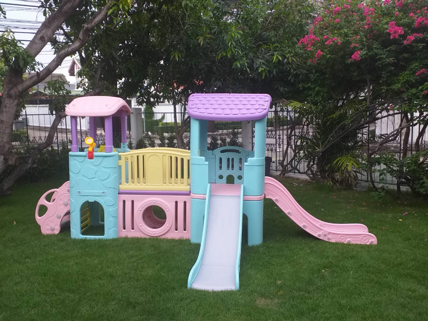 บ้านน้อยสีหวานบันไดรถ บ้านน้อยสองสีพาสเทล