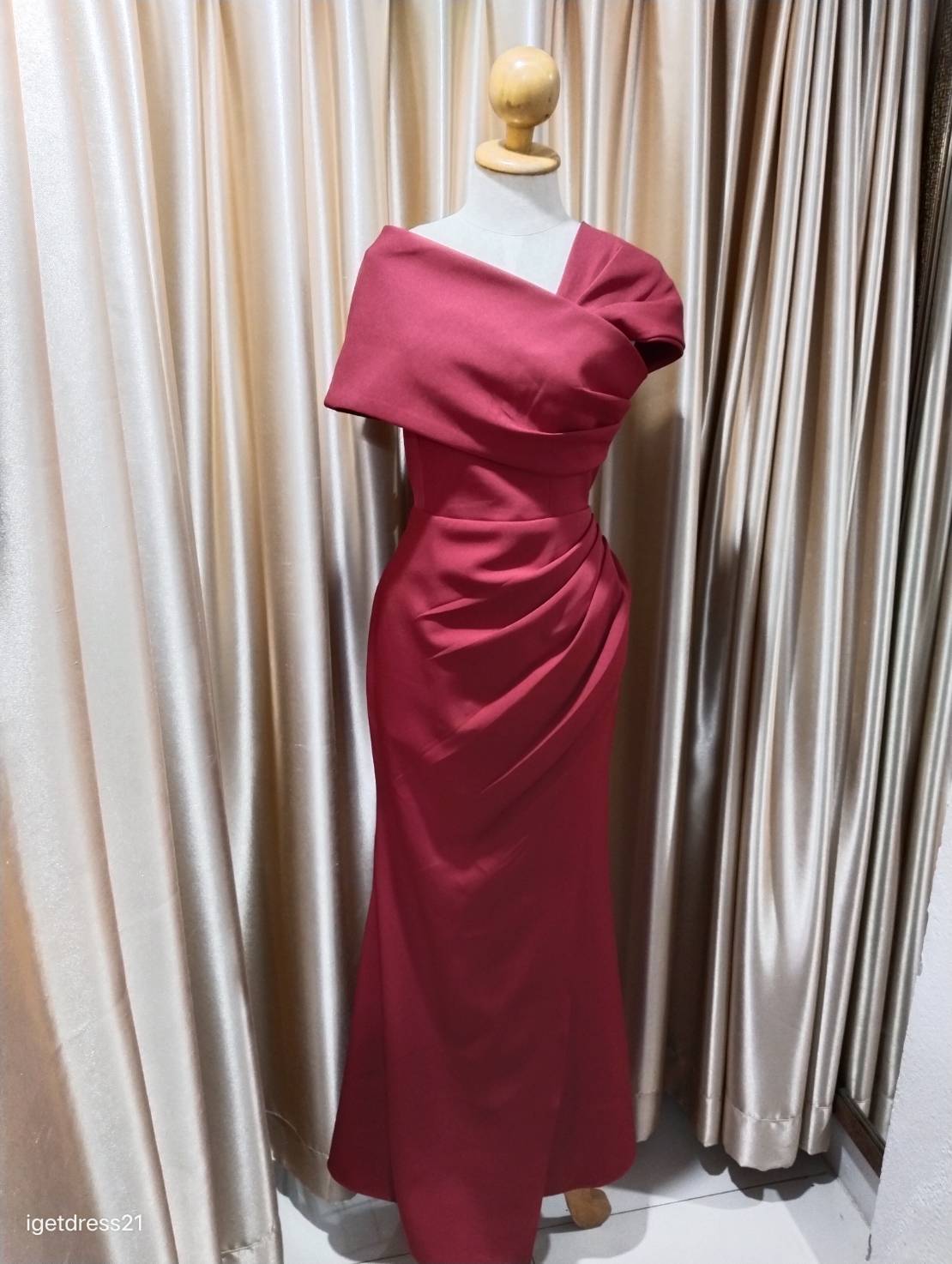 ชุดราตรียาวสีแดงผ้าหนาปาดไหล่ 1 ข้าง xl
