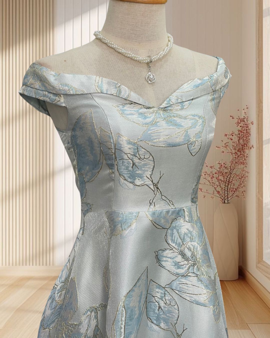 (PRE-LOVED) ราตรีสั้น สีฟ้า ปาดไหล่ ปักลายสีทอง กระโปรงเจ้าหญิง ไซส์ S