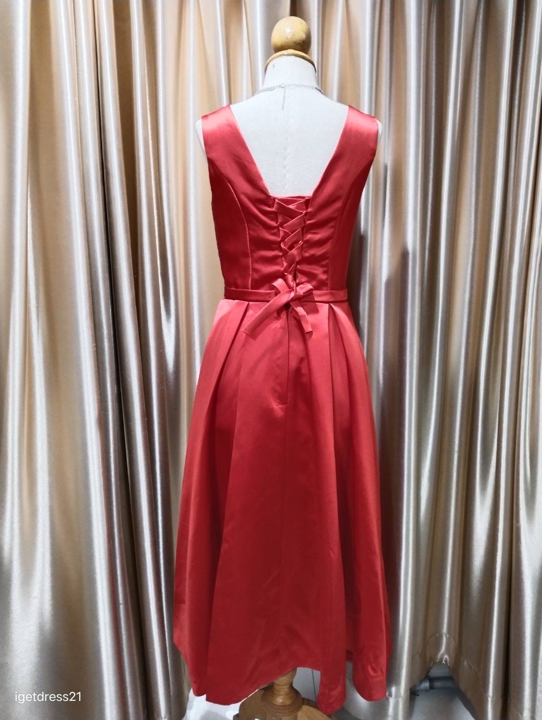 (PRE-LOVED) ชุดราตรีสั้นสีแดงแขนกุด M