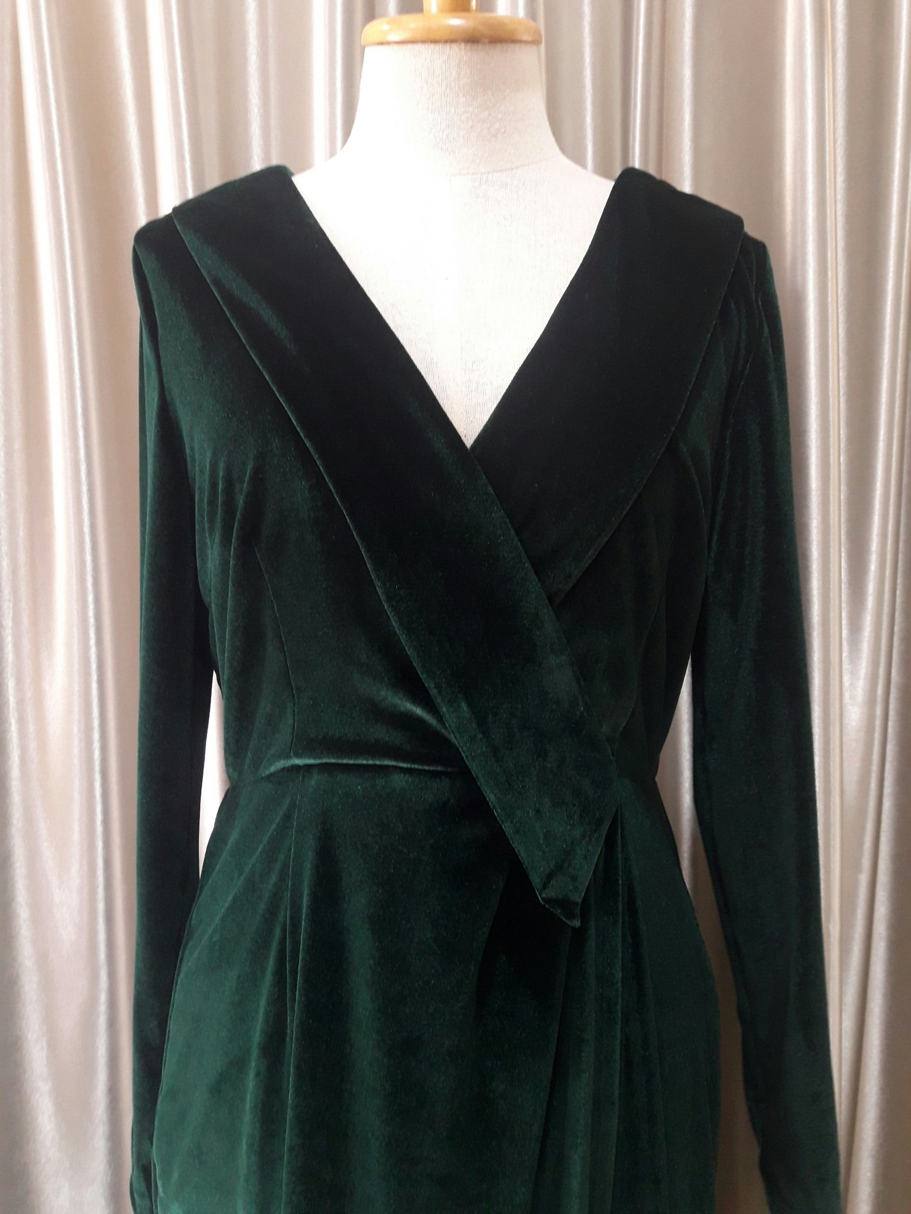 (PRE-LOVED) ชุดราตรียาวสีเขียวผ้ากำมะหยี่ Size : M