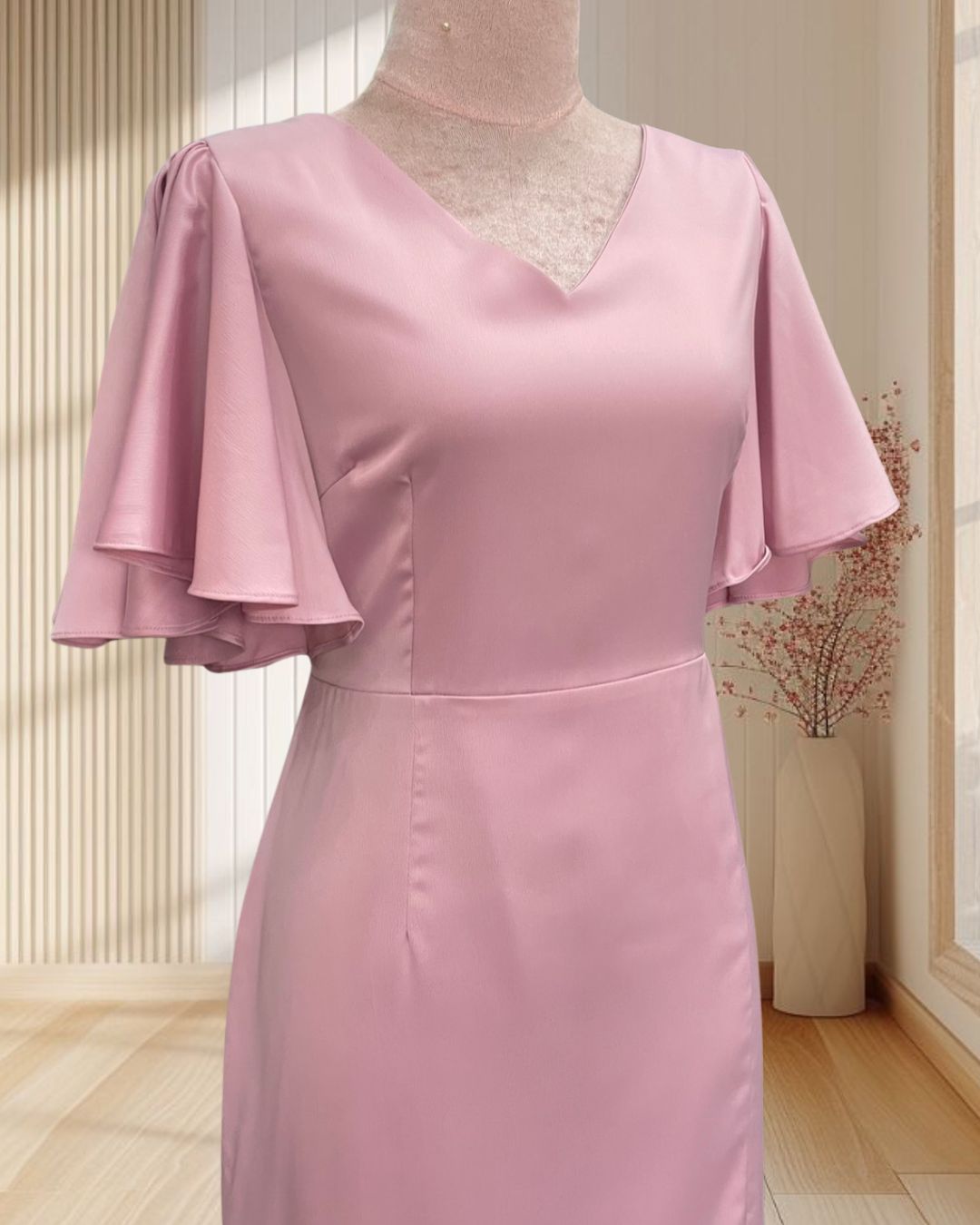 (PRE-LOVED) ราตรีสั้นสีชมพู คอวีแขนระบายผ้าเครปซาติน ไซส์ XL