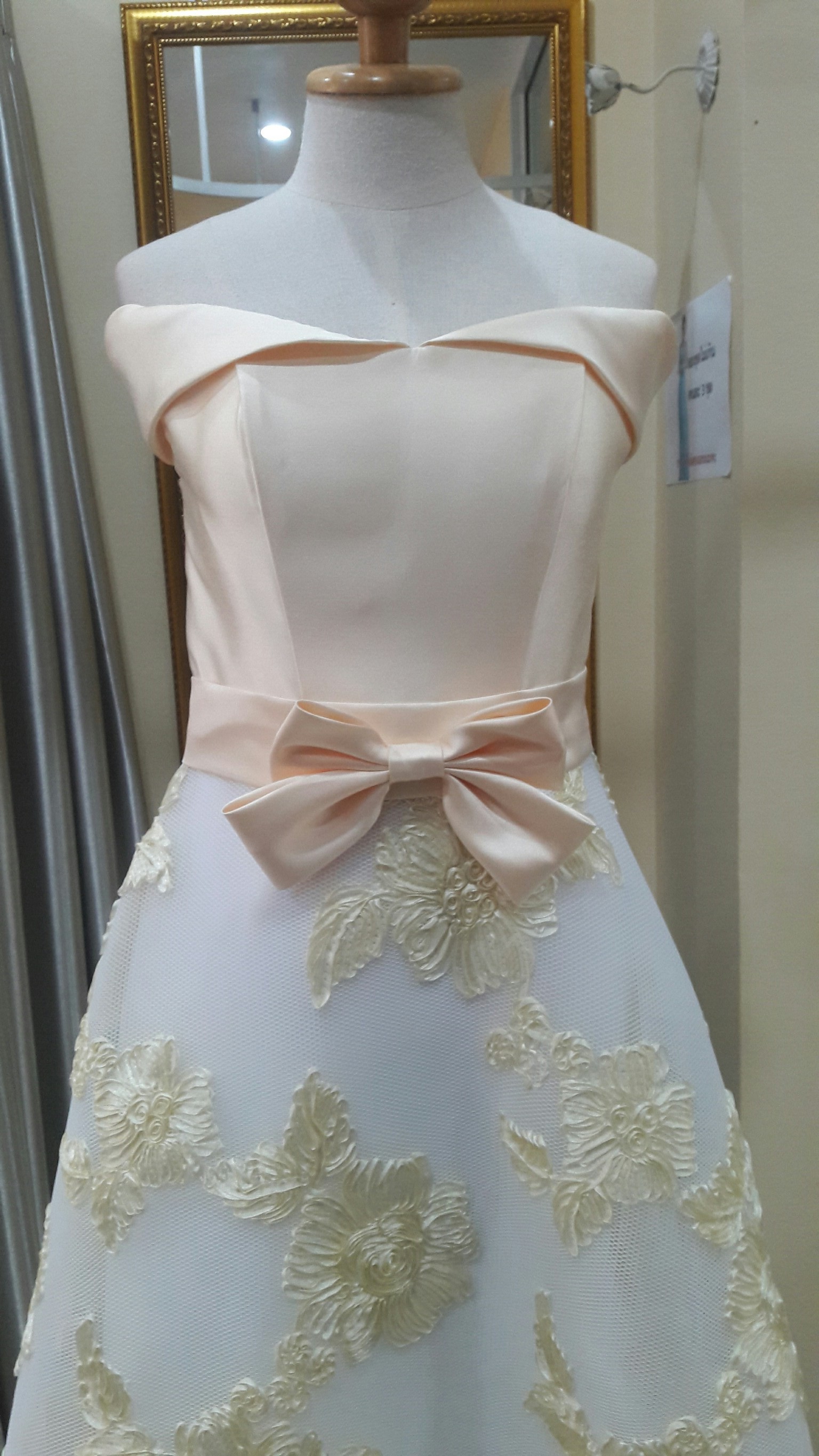 (PRE-LOVED) ราตรียาวครีมปาดไหล่กระโปรงลายดอกไม้(ฟรีไซส์) มือ2