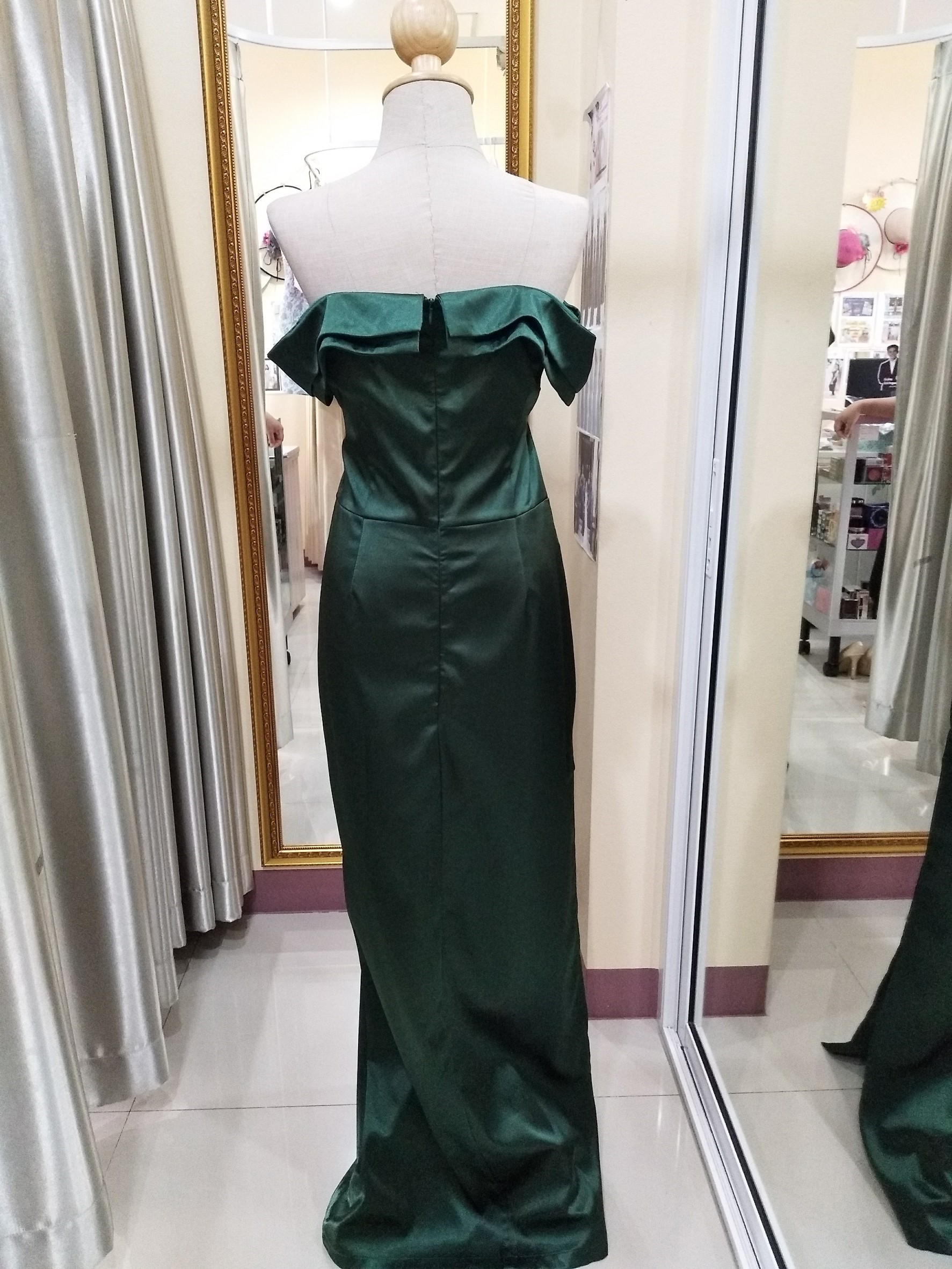 (PRE-LOVED) ราตรียาวสีเขียวปาดไหล่ปก2ชั้น (XL)