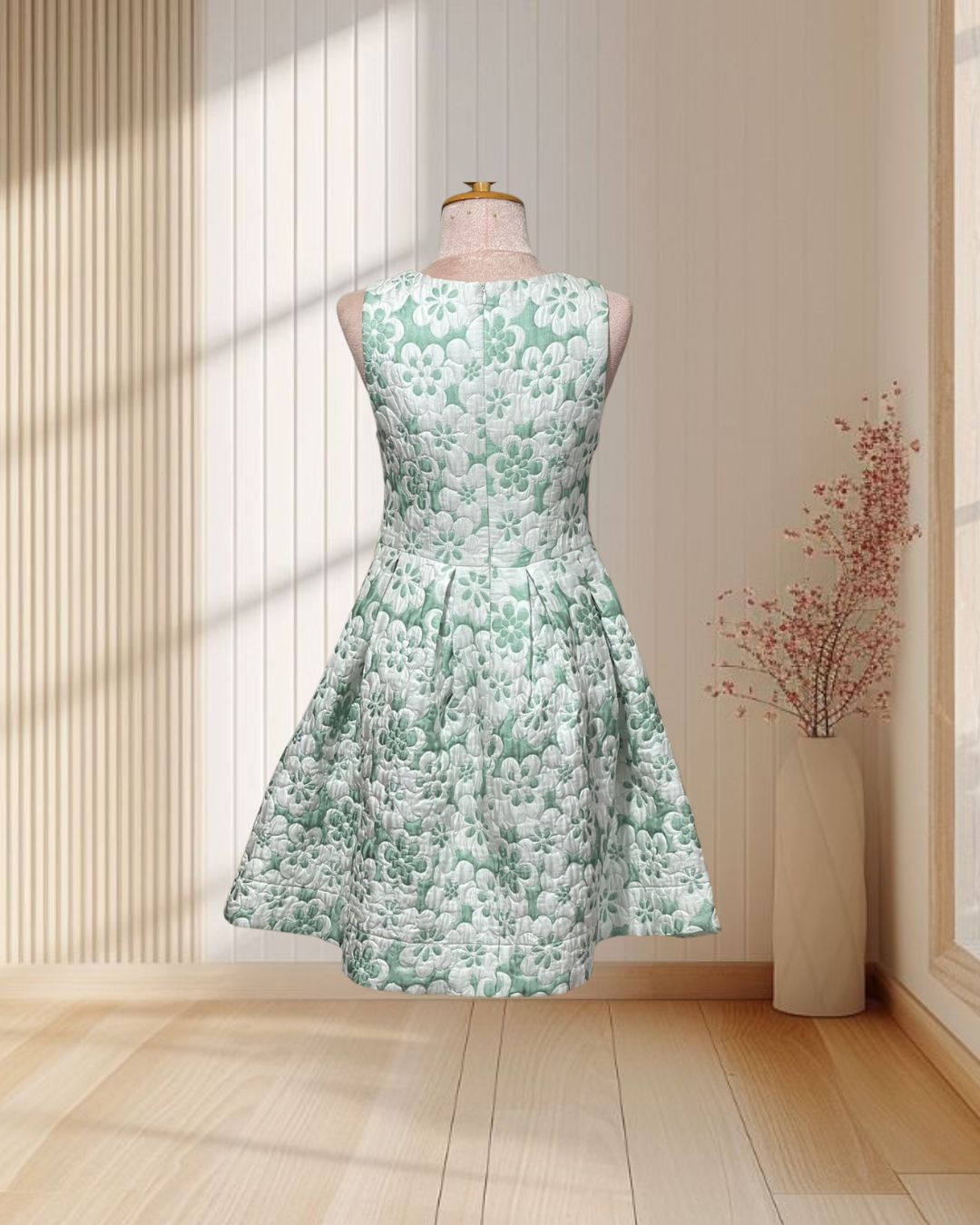 (PRE-LOVED) เดรสสั้นสีเขียว แขนกุด ปักบุลายดอกไม้ ไซส์ M