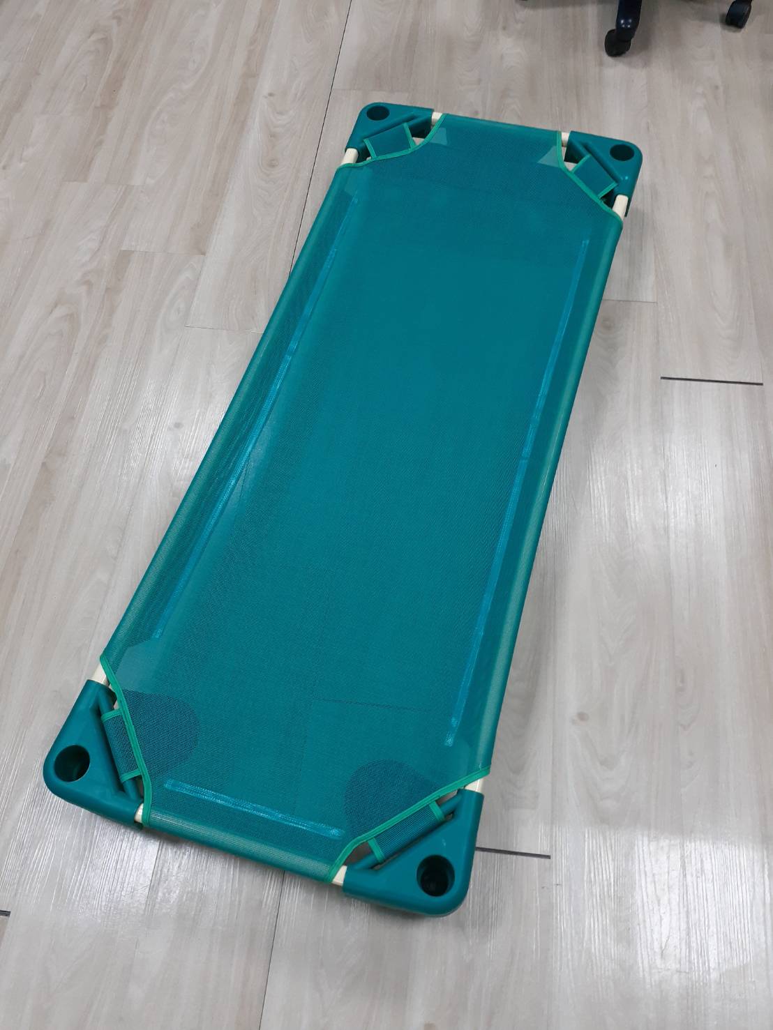 เตียงนอนอนามัย แบบ B (สีเขียว) เตียงนอนเด็ก เตียงนอนสำหรับเด็ก เตียงผ้าใบ