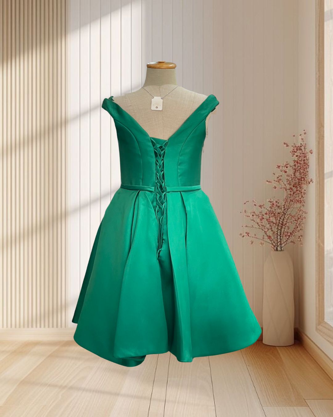 (PRE-LOVED) ราตรีสั้นสีเขียวเข้ม แขนกุด กระโปรงบานผ้าหน้า สานหลัง ไซส์ M