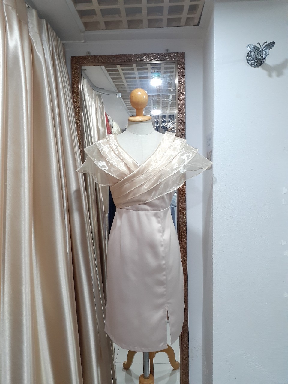 ชุดราตรีสั้นสีครีมปกผ้าแก้ว 3 ชั้น (S)