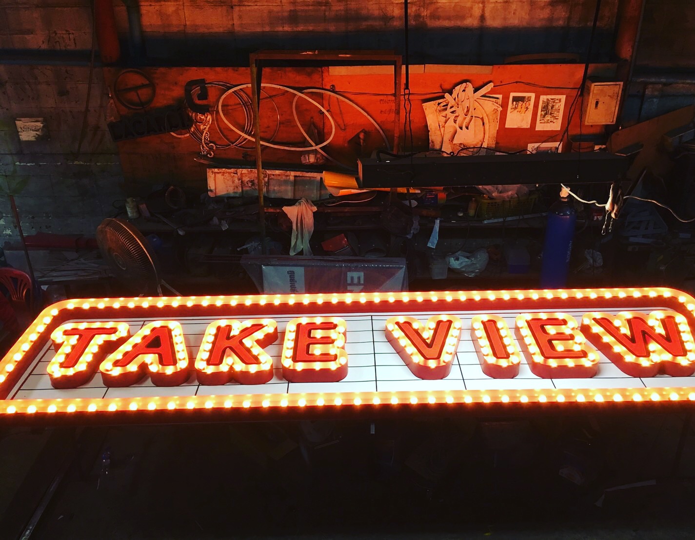 ป้ายไฟร้านแนววินเทจ ถนนข้าวสาร