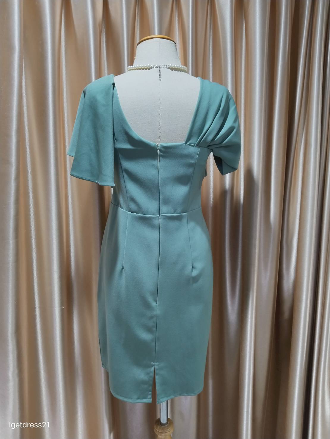 (PRE-LOVED) ราตรีสั้นไหล่เบี่ยงระบายคลุมไหล่ผ้าฮานาโกะ XL มือ2