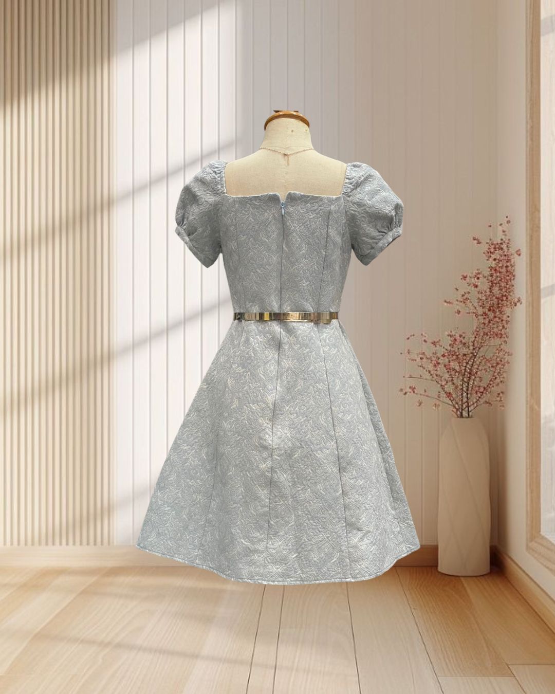 (PRE-LOVED) ราตรีสั้นสีฟ้า พิมพ์ลายนูน แขนตุ๊กตา กระโปรงบานลูกคุณหนู ไซส์ S