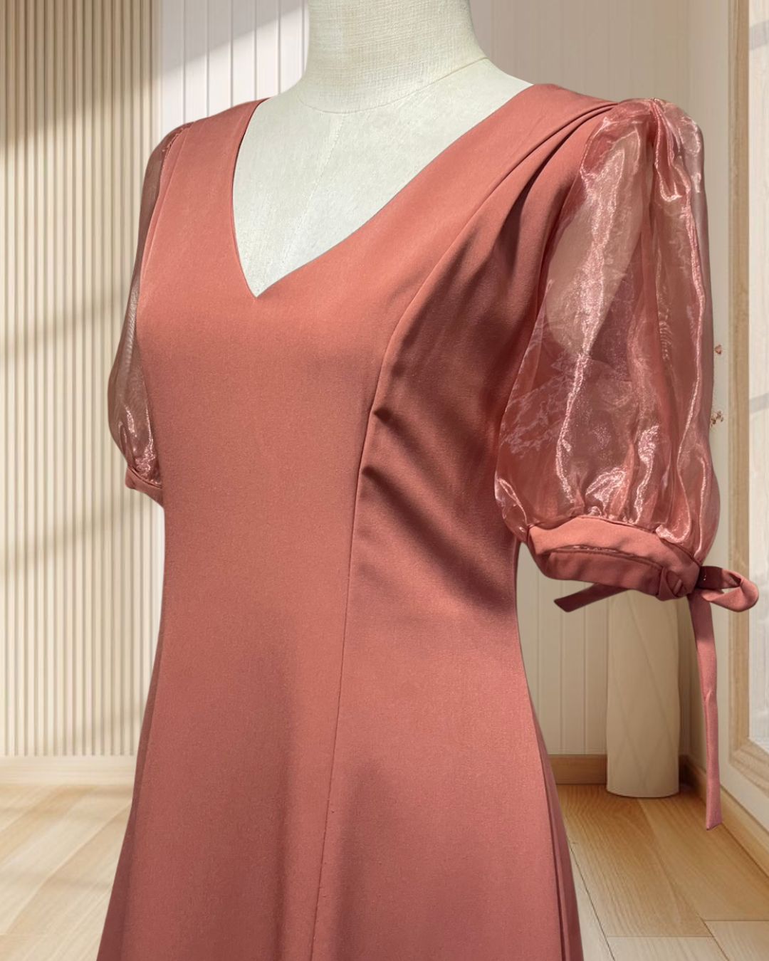 (PRE-LOVED) ราตรีสั้นสีส้มคอวีแขนตุ๊กตาผ้าแก้ว แต่งโบว์แขนจับเดรปใต้อก L