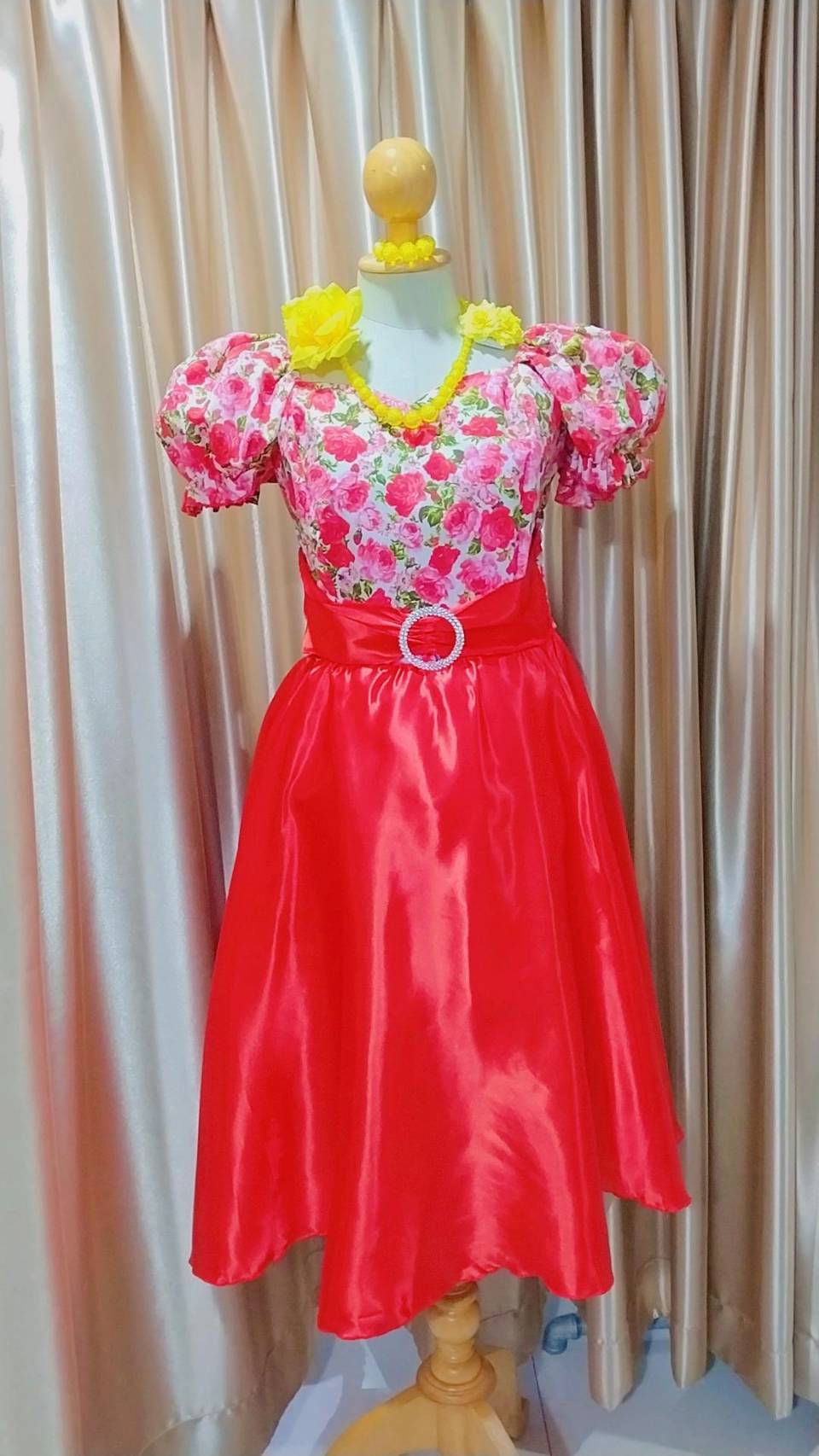 ชุดลายดอกกระโปรงพื้นสีแดง F