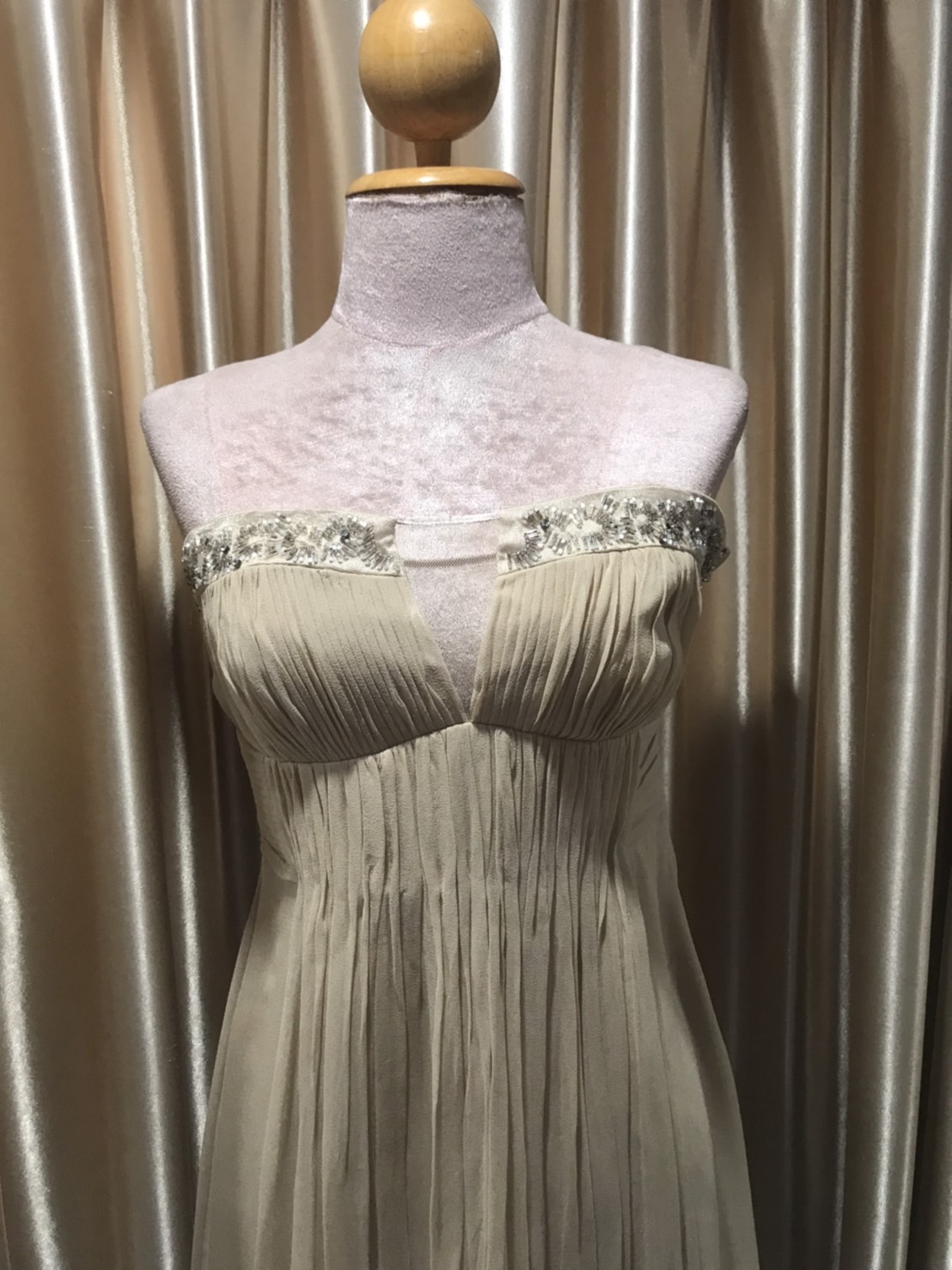 (PRE-LOVED) ราตรียาวสีทอง เกาะอกกระโปรงแต่งจีบ ไซส์ S