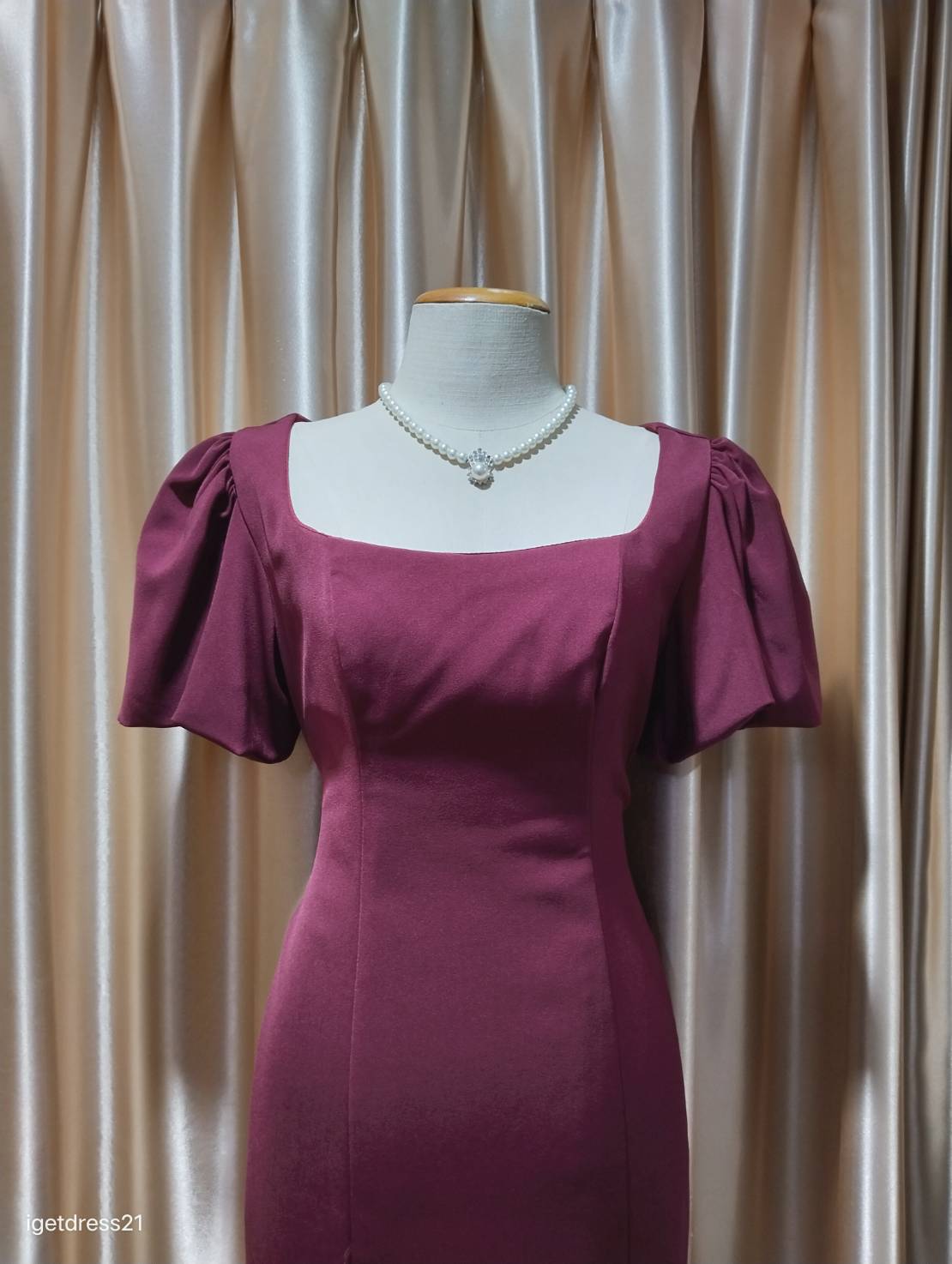 (PRE-LOVED) ราตรีสั้นสีแดงคอกว้างแขนตุ๊กตากป.ผ่าข้างผ้าฮานาโกะ XL