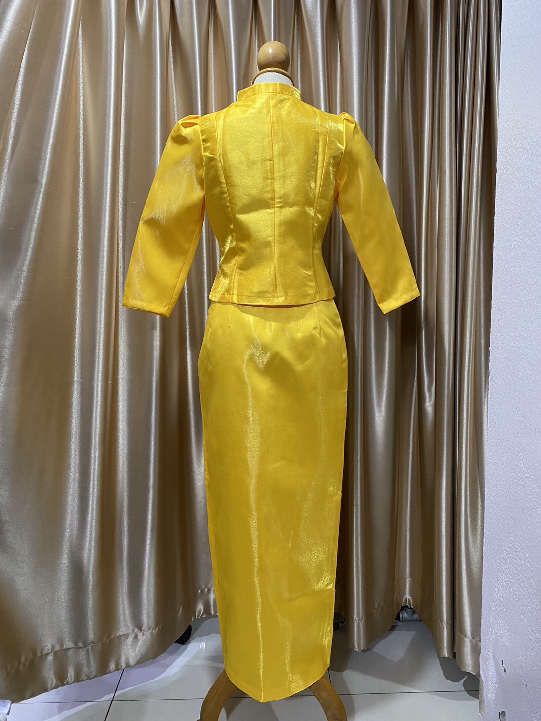 ชุดไทยจิตรลดาสีเหลือง M