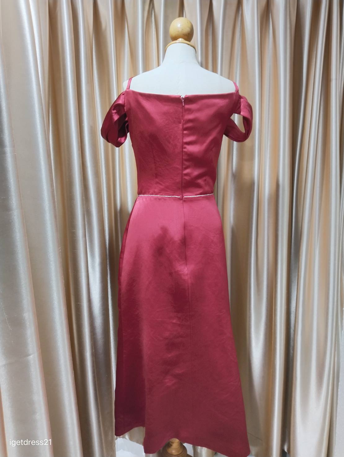 (PRE-LOVED) ชุดราตรียาวสีแดงสายเดี่ยวโอบแขนเอวเพชร S