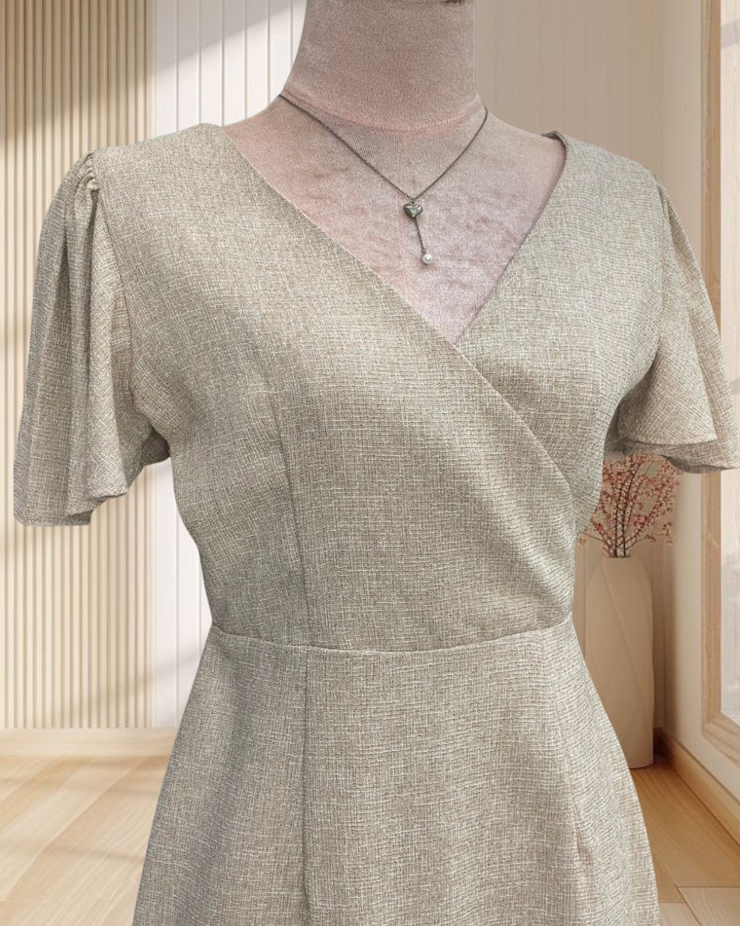 (PRE-LOVED) ชุดราตรีสั้นสีน้ำตาลอ่อน ผ้าทวิต กระโปรงทรงสอบ ไซส์ L