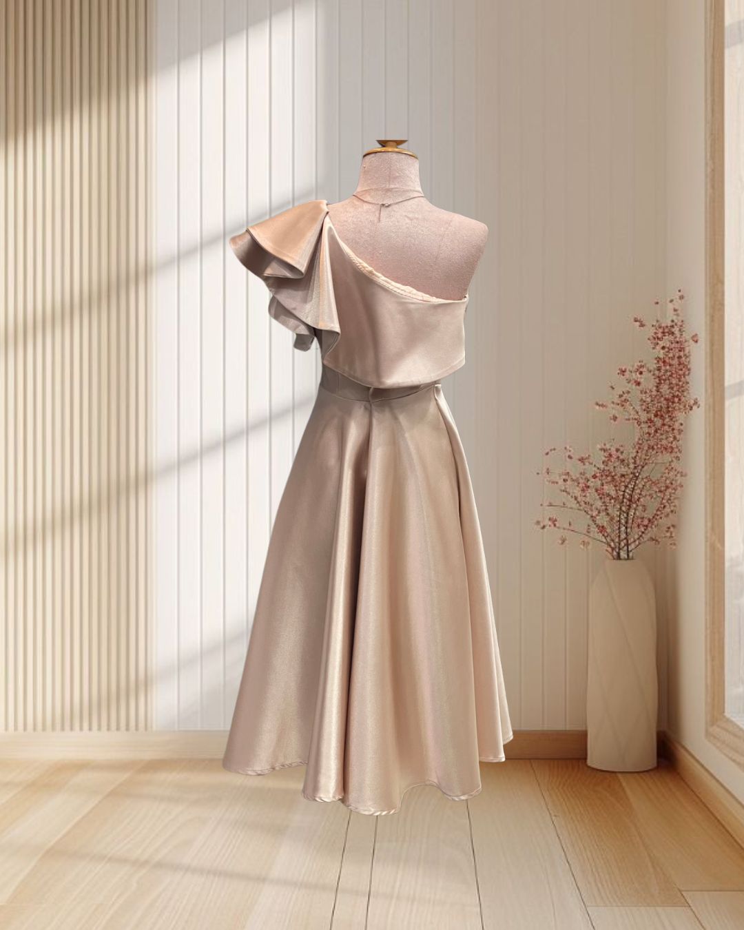 (PRE-LOVED) ราตรีสั้นสีทอง บ่าเฉียงระบายกระโปรงบาน ไซส์ L