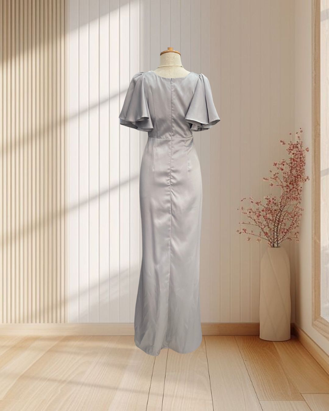 (PRE-LOVED) ราตรียาวสีเทา คอวี แขนกระดิ่ง ผ้าเงา ไซส์ XL