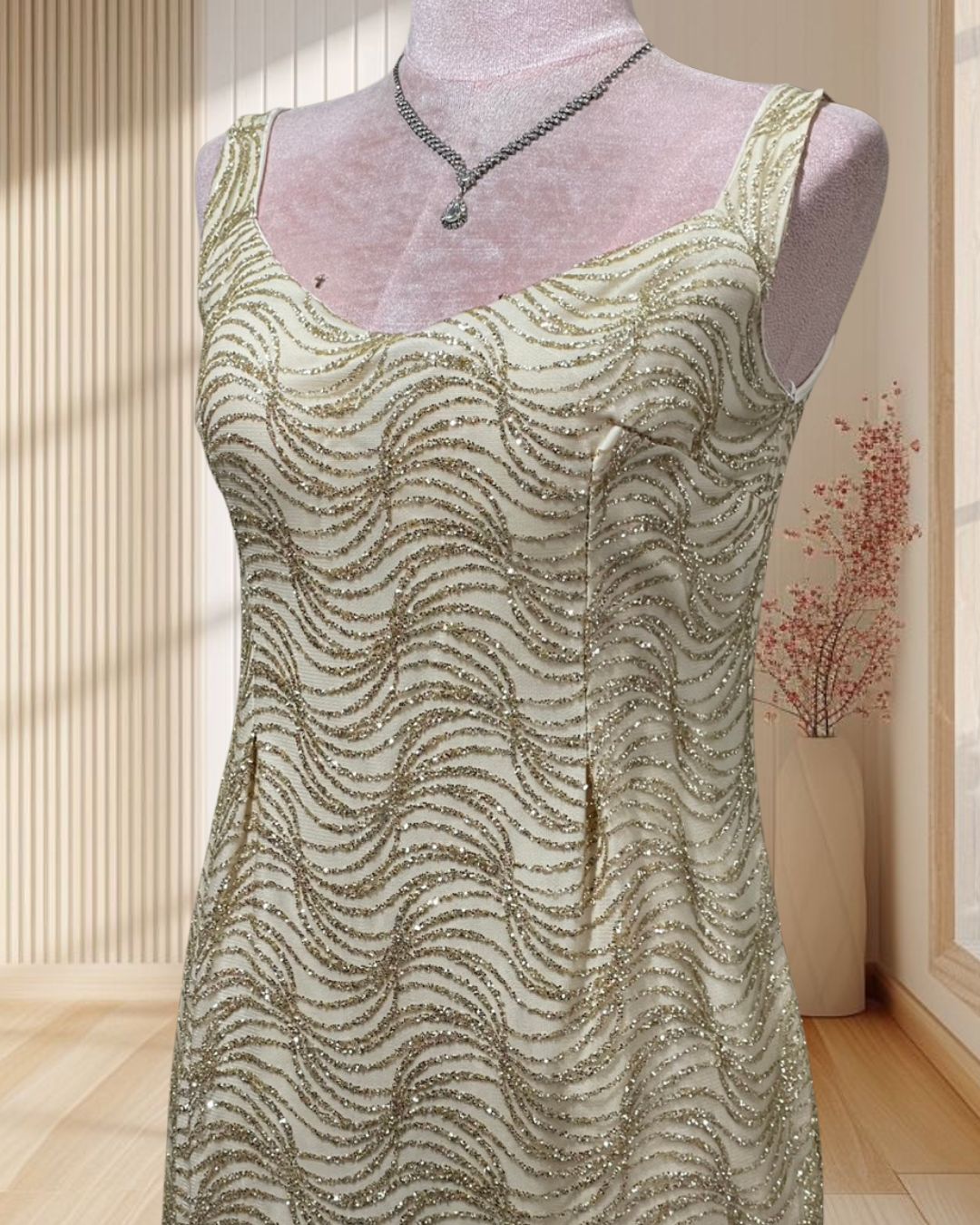 (PRE-LOVED) ราตรีสั้นทอง แขนกุด แต่งเลื่อม กลิตเตอร์ ไซส์ L