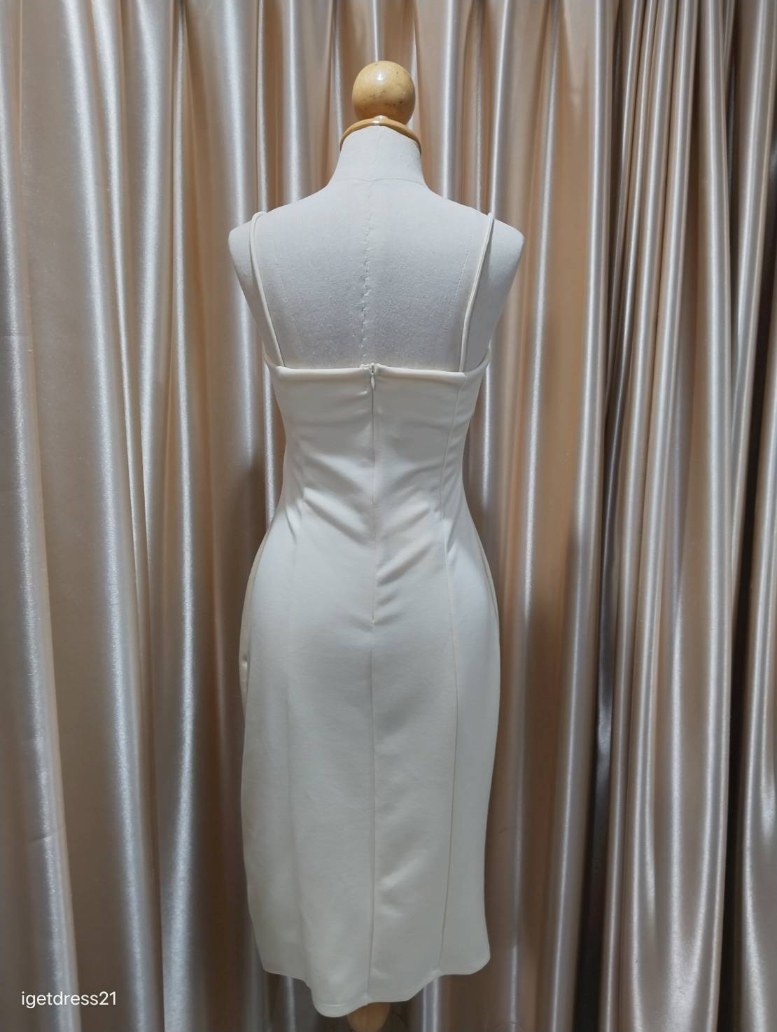 ชุดเดรสสั้นสายเดี่ยวผ้านุ่มสีครีม M