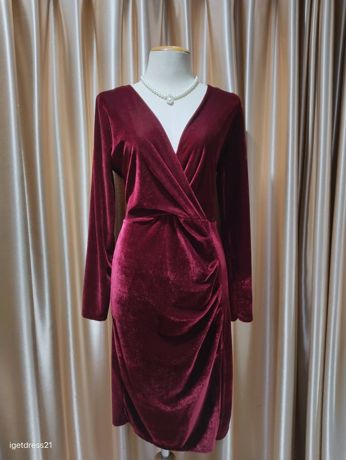 (PRE-LOVED) ราตรีสั้นสีแดงกำมะหยี่แขนยาวคอวี 2XL