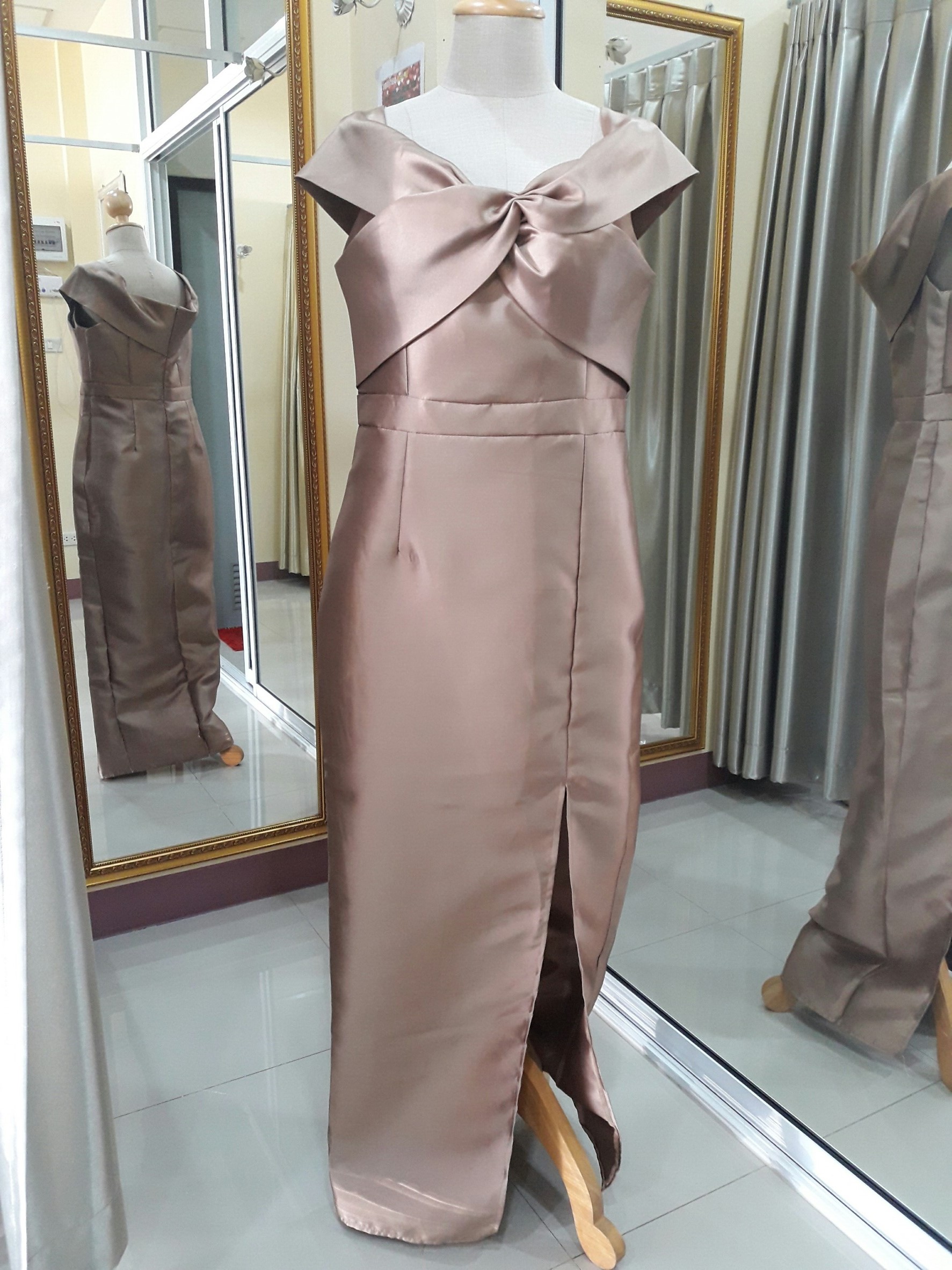 ชุดราตรียาวปาดไหล่ผ่าหน้า สีน้ำตาล XXL มือ2