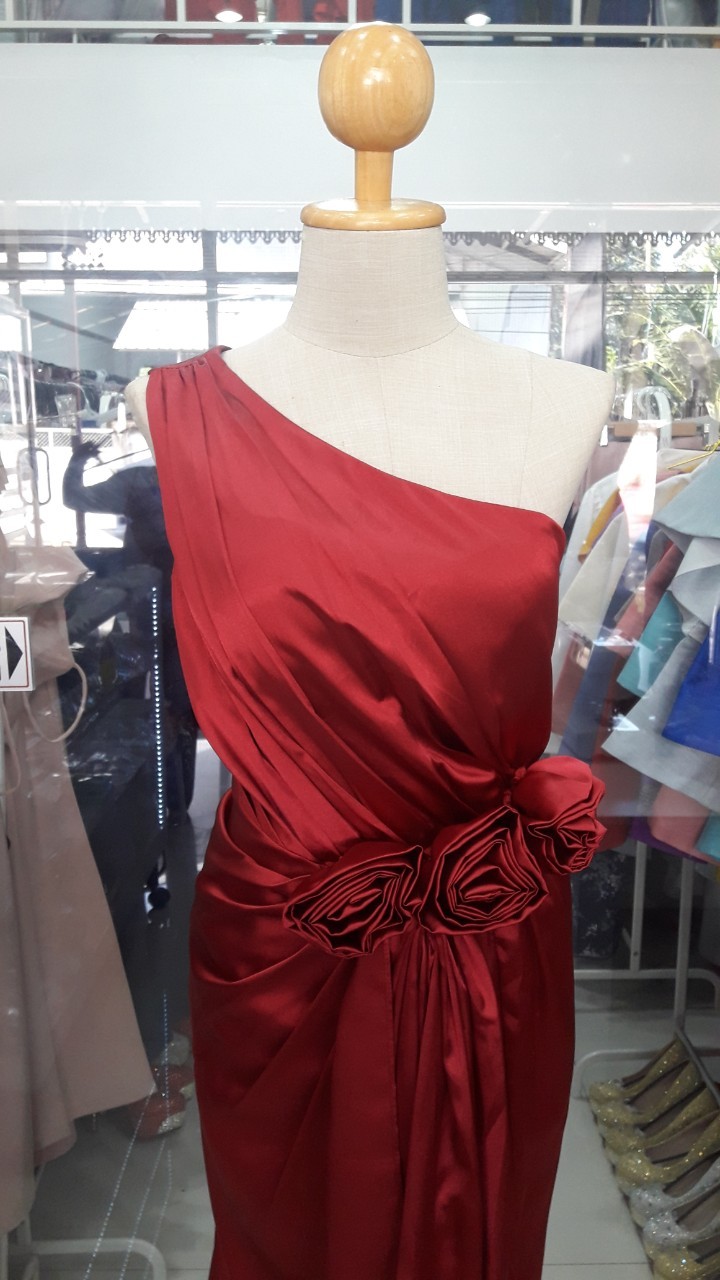 (PRE-LOVED) ยาวแดงไหล่เบี่ยงเอวแต่งดอกไม้ (L)