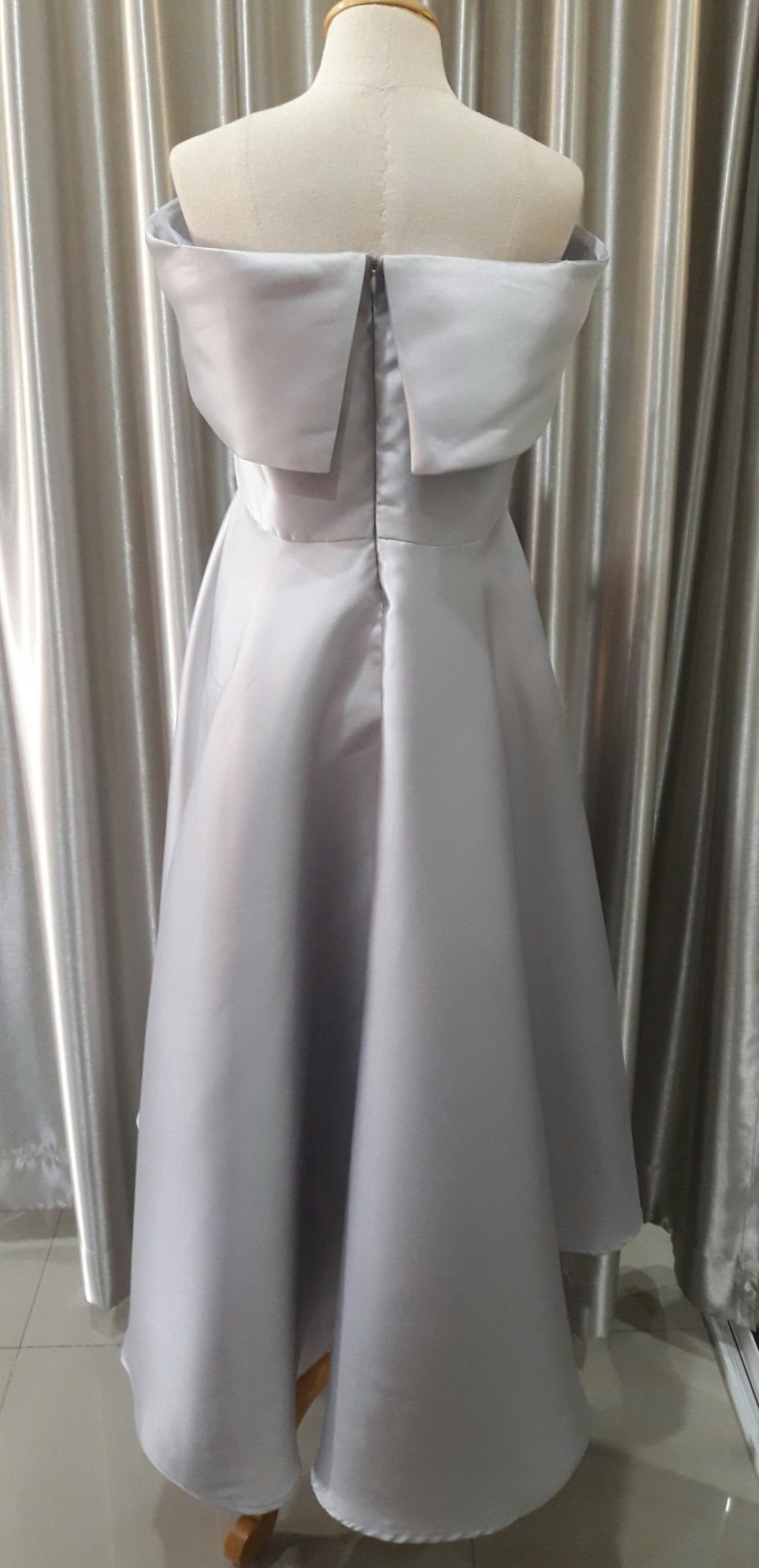 (PRE-LOVED) ชุดราตรีสั้นสีเทาเปิดบ่าเดรปโบว์ Size : M