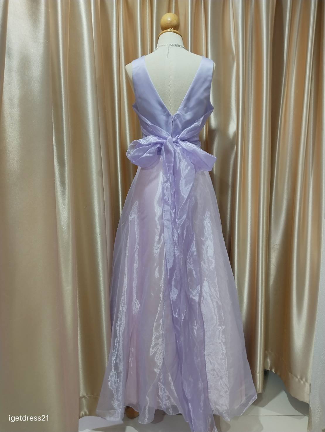 (PRE-LOVED) ชุดราตรียาวผ้าแก้วผูกโบว์หลังสีม่วง S
