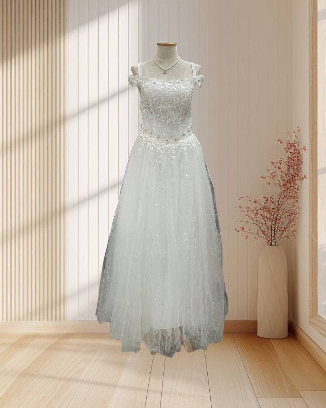 ( PRE-LOVED ) ชุดเจ้าสาวสีขาว ปักมุกคริสตัลหรูหรา กระโปรงกลิตเตอร์ สานหลัง ไซส์ M