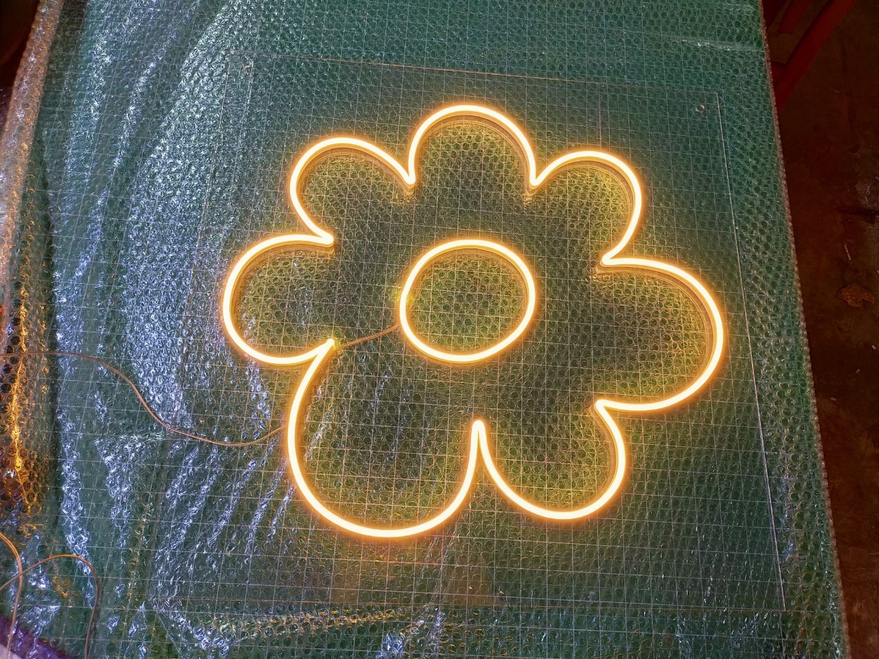 ป้ายไฟนีออน LED อะคริลิคใสรองหลัง