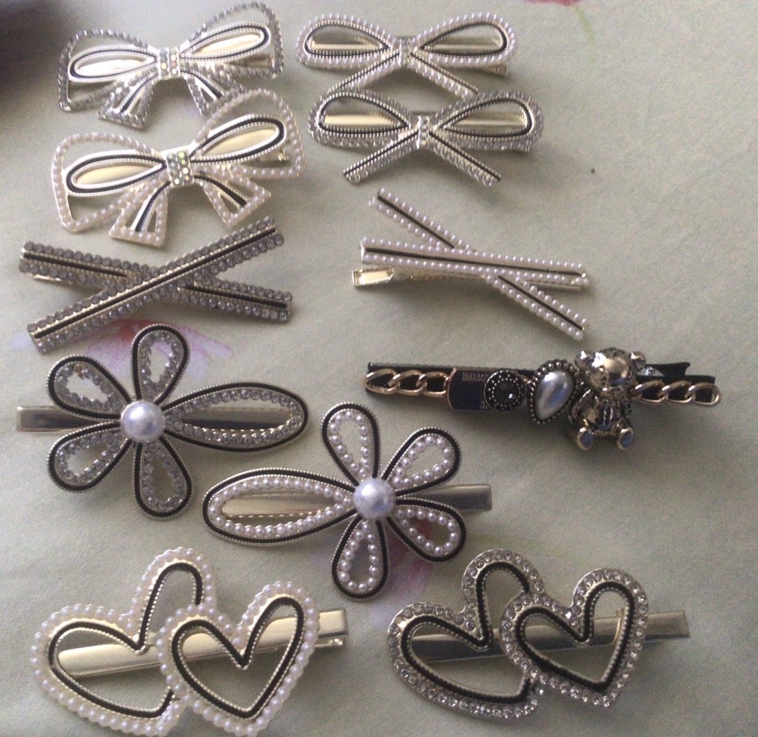 (แจ้งลายในหมายเหตุ) กิ๊บติดผม โลหะสีทอง สองชิ้น ราคา 18