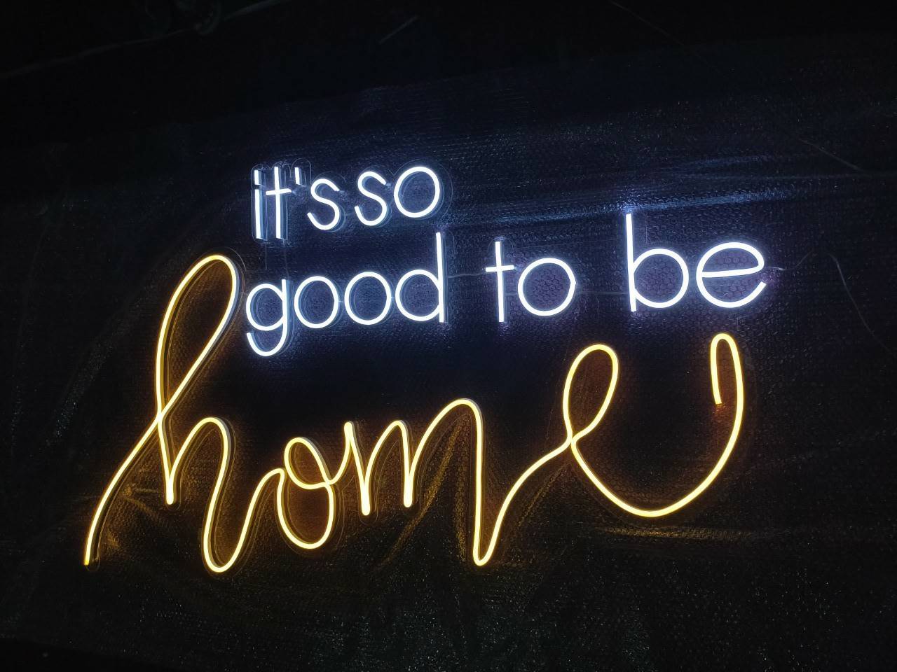 ป้ายไฟนีออนดัด ภาษาอังกฤษ - it's so good to be honey