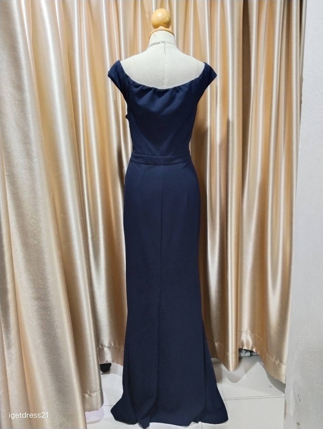 (PRE-LOVED) ชุดราตรียาวสีกรมปาดไหล่ M