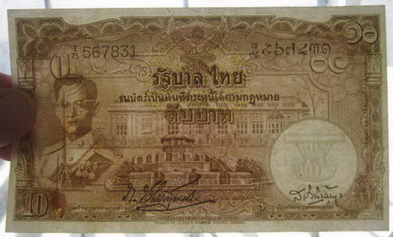 ธนบัตร 10 บาทโทมัสรุ่น3 หลังรัฐสภา ลายเซ็นต์ ภ.บริภัณฑ์ยุทธกิจ- ส.วินิจฉัยกุล ลายน้ำพาน โรยไหมเส้นแดงเขียวน้ำเงินกันการปลอมแปลง หมวด I 75 ญ 567831สวยไม่ผ่านการใช้งาน มีคราบเหลืองเก่าเก็บด้านหลังตามรูป สภาพนี้หายากแล้วค่ะ